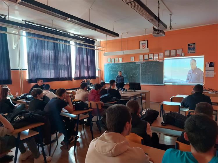 Slika /PU_KA/PU_info/2024/Prevencija-zanimanje policajac-travanj-2024/2.jpg